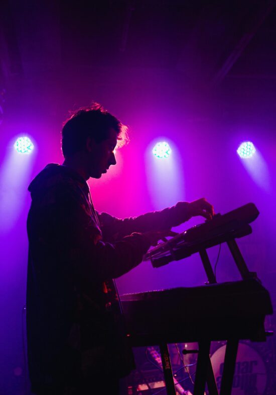 pexels-wendywei-2350325